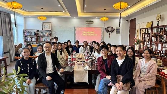 一群人在房间里 AI 生成的内容可能不正确。